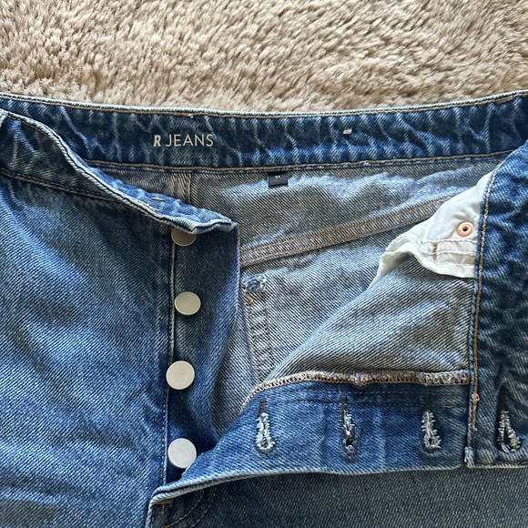 Like new on trend distressed denim shorts - Picture 2 of 4